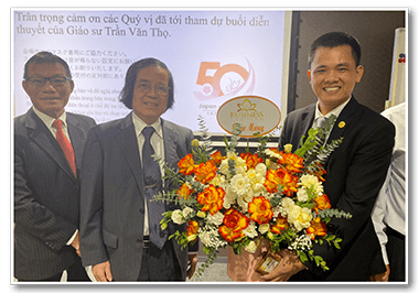 Luật sư Nguyễn Ngọc Khương tặng hoa cho Giáo Sư Trần Văn Thọ trong buổi Tọa đàm về chủ đề "Kinh Tế Nhật Bản Thần Kỳ" tại Đại sứ quán Nhật Bản.